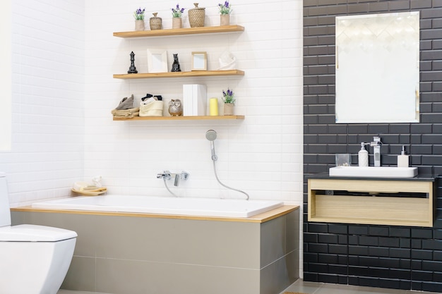 интерьер ванной комнаты с минималистичным душем и освещением, белый туалет, раковина и ванна