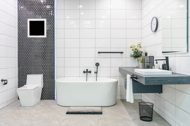 интерьер ванной комнаты с минималистичным душем и подсветкой