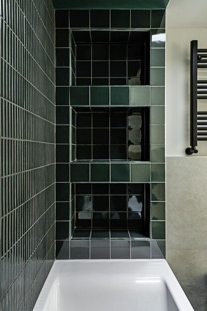 Photo bathroom of a modern house with white bathtub