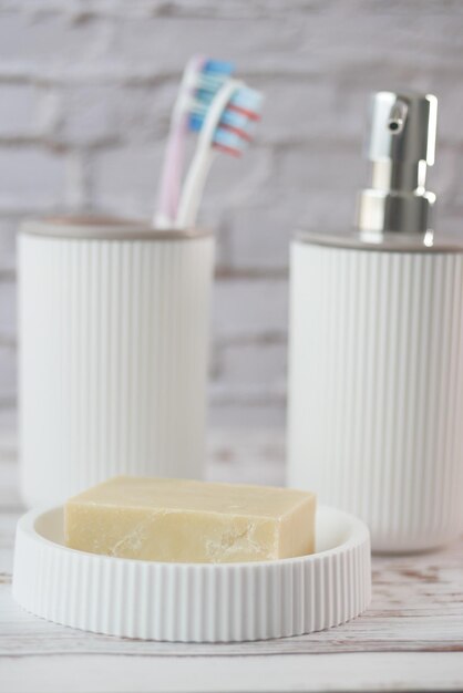 Foto dispensatore di sapone da bagno e tazza per spazzolino da denti