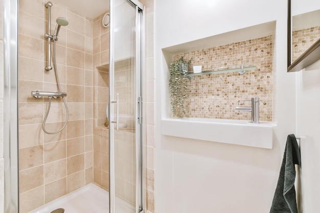 Ванная комната с душем и раковиной в современном и уютном доме