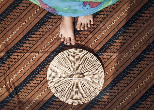 Foto il batik proviene da giava, in indonesia, il 2 ottobre 2009 l'unesco ha designato il batik come patrimonio mondiale.