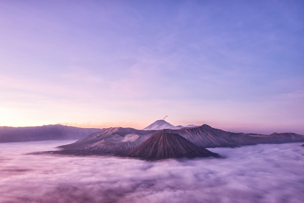 Batok en Semeru-vulkanen bij zonsopgang