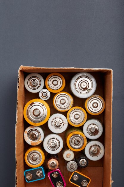 Foto batterie in scatola sul tavolo