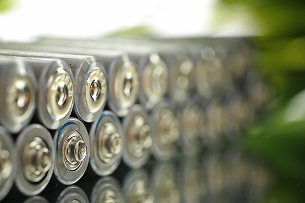 Batterijen in verschillende maten. Zorgen voor het milieu. Verwijdering van gebruikte batterijen. Zero waste.