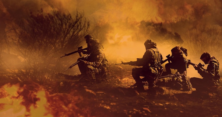 Photo 戦場の軍隊または紛争のある軍隊、爆発射撃または戦争地帯のある人々または自然、戦士の男性または女性、サービス銃器を備えた屋外の銃または任務、またはギアまたは勇気を持つ兵士