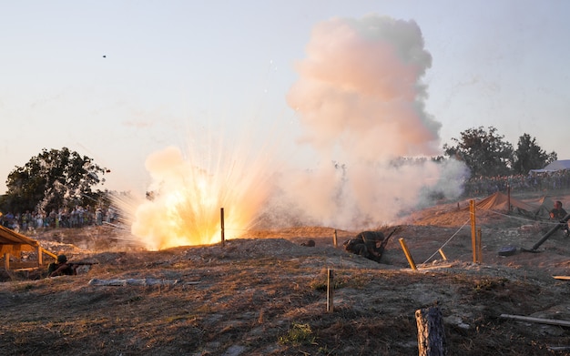 Campo di battaglia. ricostruzione della battaglia della seconda guerra mondiale. ricostruzione della battaglia con esplosioni. battaglia per sebastopoli.