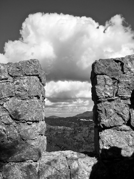 Photo battlements at castle against cloudy sky