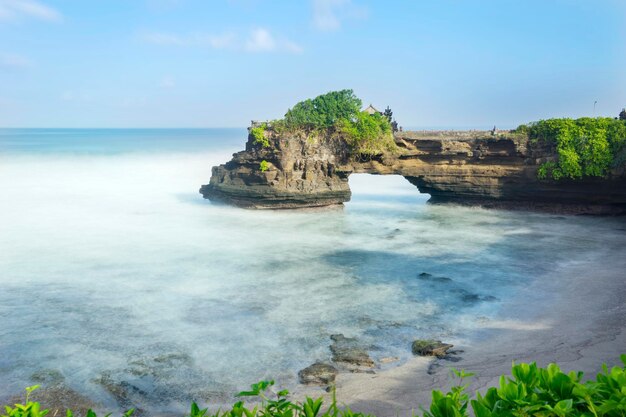 Photo batu bolong temple under blue sky