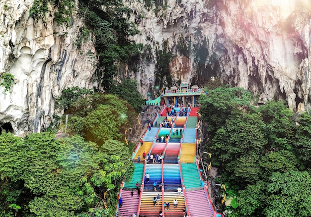 Batu Caves 무지개 계단이 있는 쿠알라룸푸르 바로 북쪽에 위치한 석회암