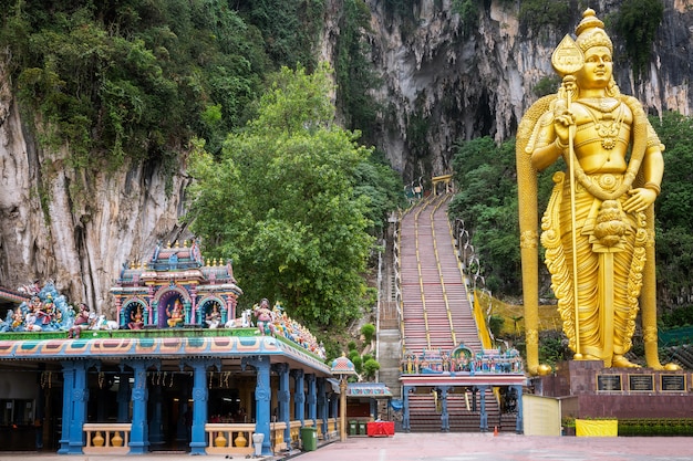 Batu caves standbeeld in de stad kuala lumpur in maleisië