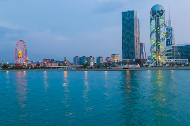 Batumi adjara georgia uitzicht vanaf de zee op de verlichte badplaats 's avonds