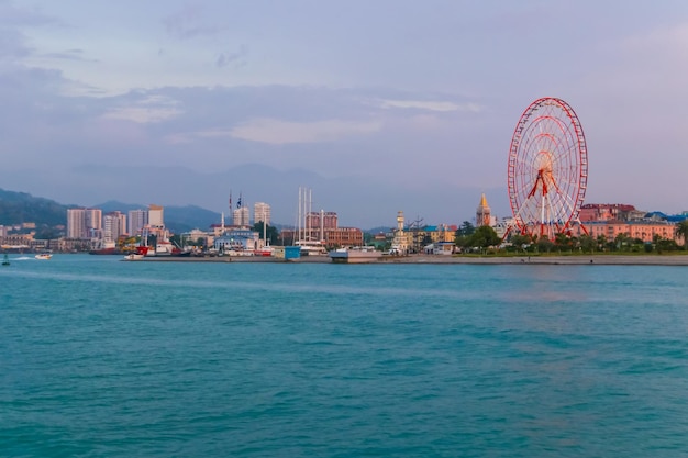 バトゥミアジャリアジョージア夕方のリゾートタウンの海からの眺め