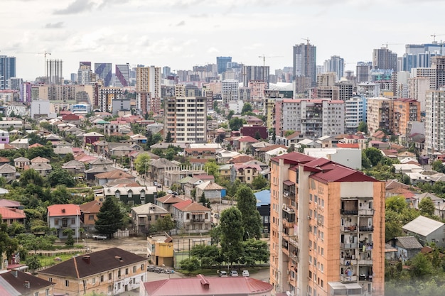 БАТУМИ, ГРУЗИЯ, СЕНТЯБРЬ 2021 г. Ариэль, панорамный вид на старый город и небоскребы с видом на море с гор