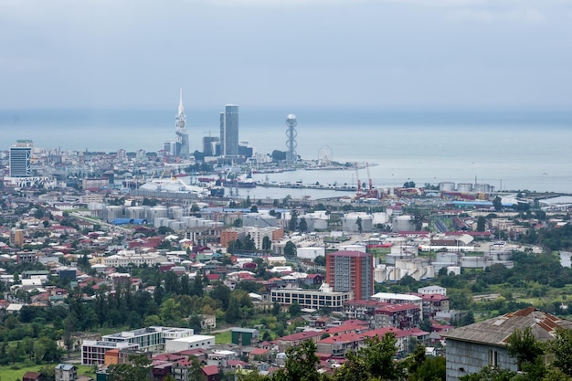 БАТУМИ, ГРУЗИЯ, СЕНТЯБРЬ 2021 г. Ариэль, панорамный вид на старый город и небоскребы с видом на море с гор