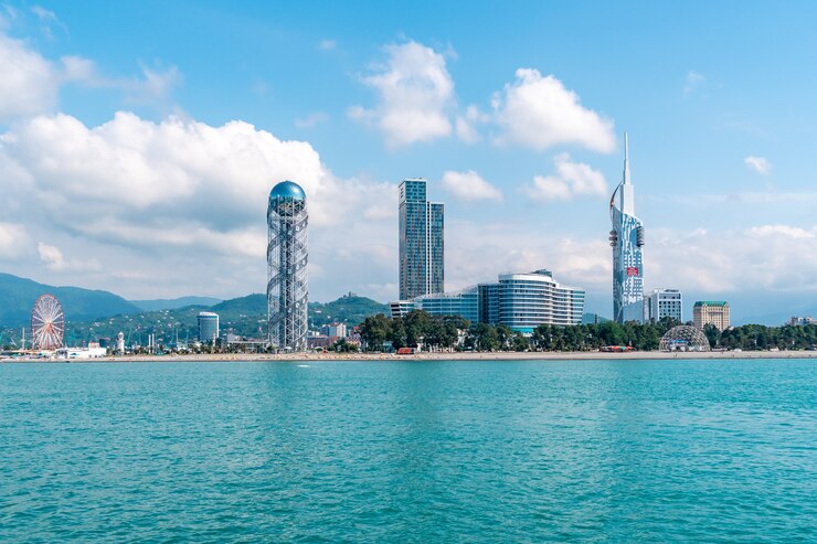 Photo 바투 미, 조지아-08.05.2019 : 바투 미의 고층 빌딩과 알파벳 타워가있는 바다에서 리조트 타운 도시 풍경보기, 여행