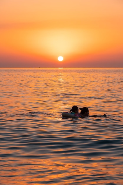 バトゥミ ジョージア 2022 年 8 月 30 日 バトゥミの黒海に沈む夕日