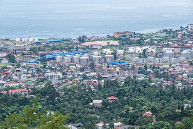 BATUMI GEORGIA SEPTEMBER 2021 ariel panoramisch uitzicht op de oude stad en wolkenkrabbers met de zee vanuit de bergen