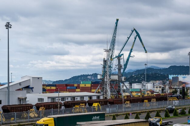 BATUMI GEORGIA SEPTEMBER 2021 zeehaven met vrachtkranen en laadbakken aan de Zwarte Zee met bewolkte lucht