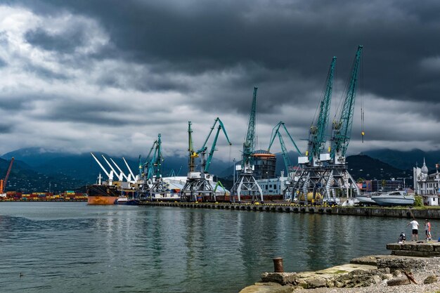 BATUMI GEORGIA SEPTEMBER 2021 zeehaven met vrachtkranen en laadbakken aan de Zwarte Zee met bewolkte lucht