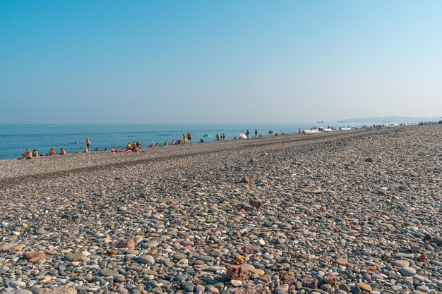 Batumi Georgië 30 augustus 2022 Mensen ontspannen op het strand in Batumi Tourism