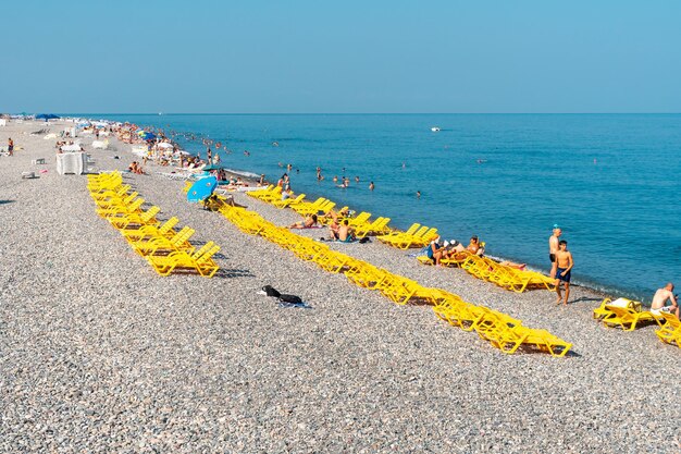 Batumi Georgië 30 augustus 2022 Mensen ontspannen op het strand in Batumi Tourism