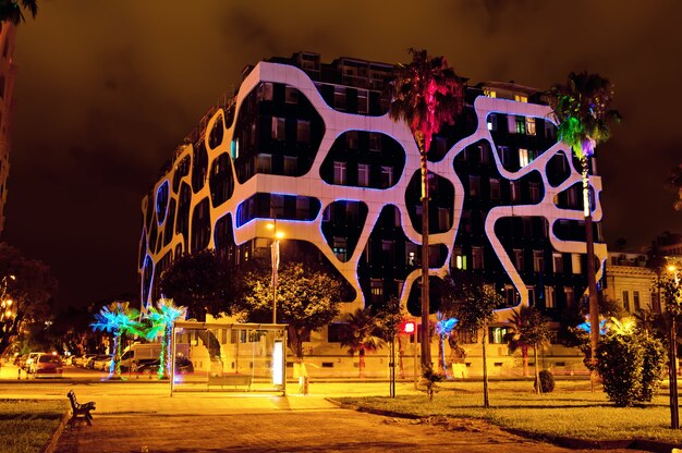 Batumi-nachtstraat met levendige kleurrijke verlichting en modern gebouw