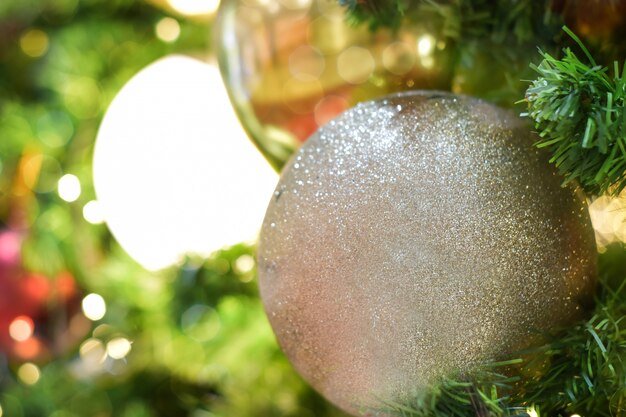 Bagattella sull'albero di natale con bokeh sfocato luci sfocate.