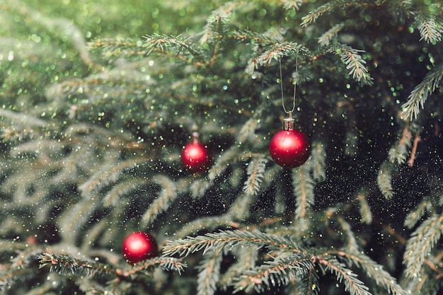 Bauble op kerstboom. vakantie concept. rode kerstbal opknoping van een versierde kerstboom.