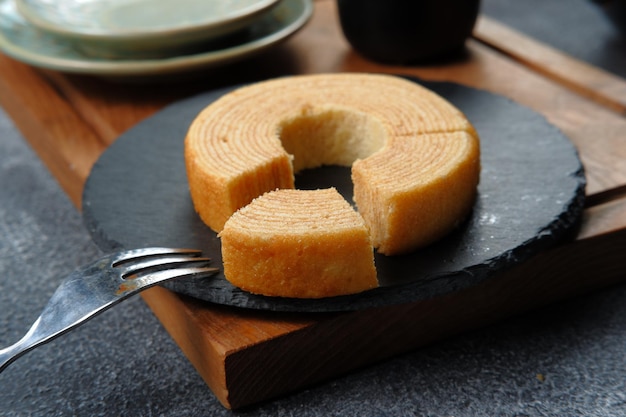 Baumkuchen of tree cake of log cake is een typisch duitse, ook populair in japan als zoet dessert