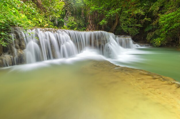 Bautiful Huay Mae Kamin Waterfall in Provincie Kanchanaburi
