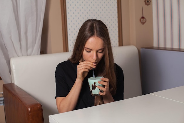 Bauty vrouw koffie drinken in café