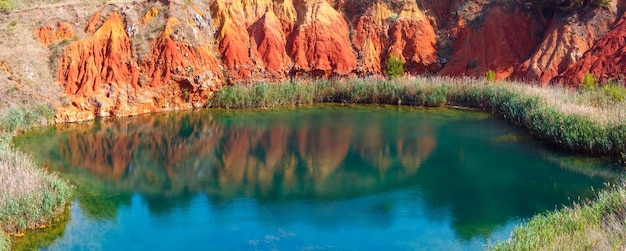 Grotta del lago di bauxite vicino a otranto italia