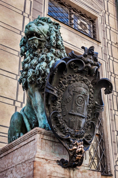 Statua bavarese del leone al palazzo di monaco residenz