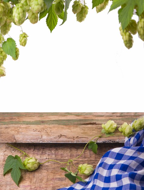 Birra bavarese oktoberfest e salatini sulla tavola di legno.