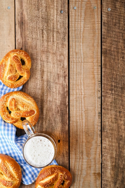 Salatini bavaresi e bicchiere di birra chiara menu del cibo dell'oktoberfest salatini salati tradizionali su sfondo di legno vecchio vista dall'alto con spazio per il testo tema dell'oktoberfest