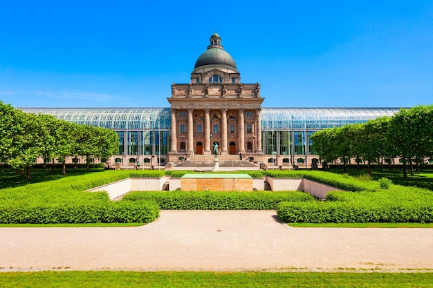 写真 ドイツのミュンヘン市の中心部にあるバイエルン州首相官邸またはバイエルン州立大学の建物