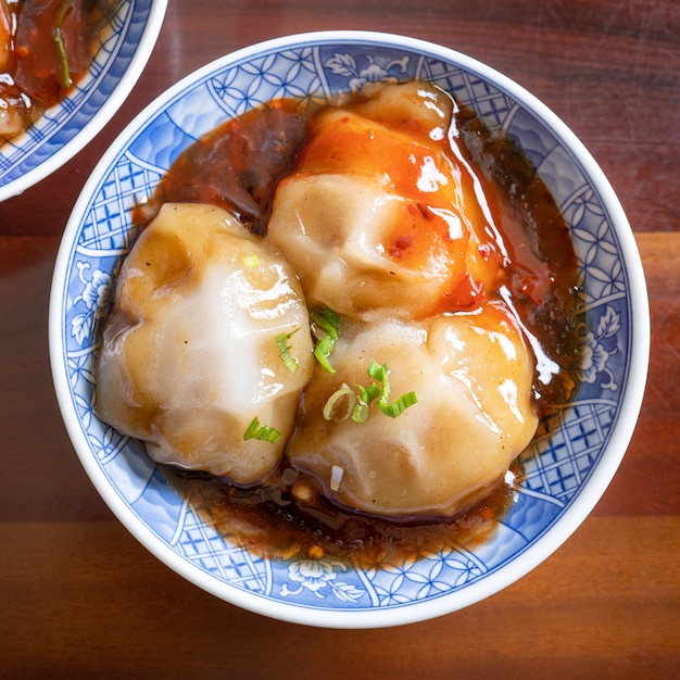 Bawan (Ba wan), Taiwanese gehaktbal delicatesse, heerlijk straatvoedsel, gestoomd zetmeel gewikkeld rond gevormde knoedel met varkensvlees erin, close-up, kopieer ruimte