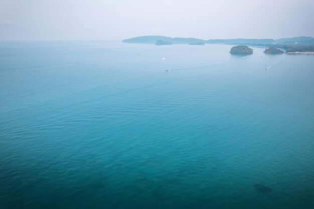 Пляж залива и море утром в тропиках