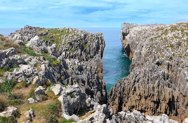 ビスケー湾の夏の岩の多い海岸の景色、アストゥリアス、カマンゴ、スペインの近く。