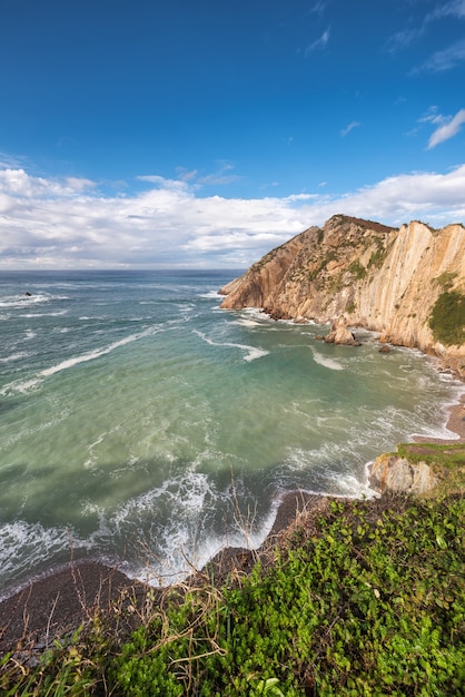 El silenio beach、Cudillero、アストゥリアス、スペインの湾と崖。