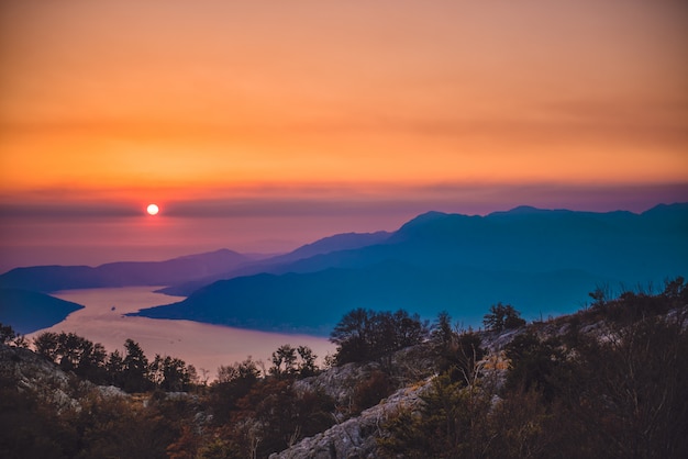 Baia di kotor al tramonto