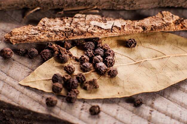 Photo bay leaf and black pepper