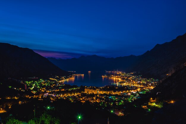 夜のコトル湾