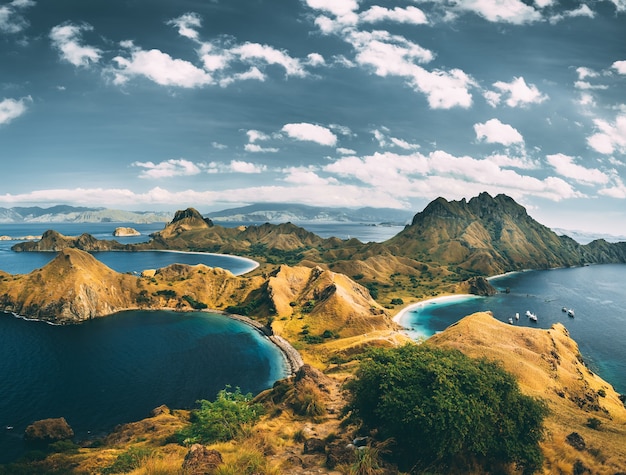 Photo bays mountains cloudy sky aerial shot padar spectacular panoramic overview the bays and mountains of