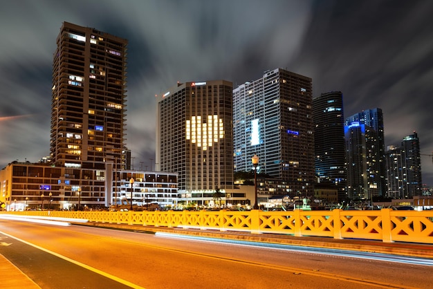 Bayside Miami Downtown MacArthur Causeway vanaf Venetian Causeway. De stadsnacht van Miami.