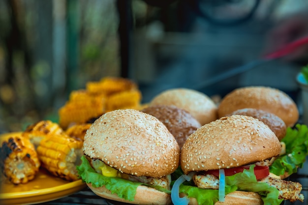 BBQ Burgers Borst Met Groenten Op De Hete Houtskool Grill