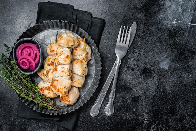 바베큐 치킨 시시 케밥 꼬치 양파와 향신료를 곁들인 Shashlik 검정색 배경 평면도 복사 공간