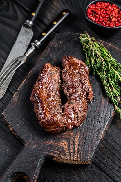 BBQ-gegrilde Hanging Tender steak op een houten snijplank