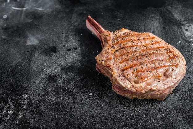 BBQ Gegrilde Tomahawk rundvlees kalfsbiefstuk op slager tafel Zwarte achtergrond Bovenaanzicht Kopieer ruimte